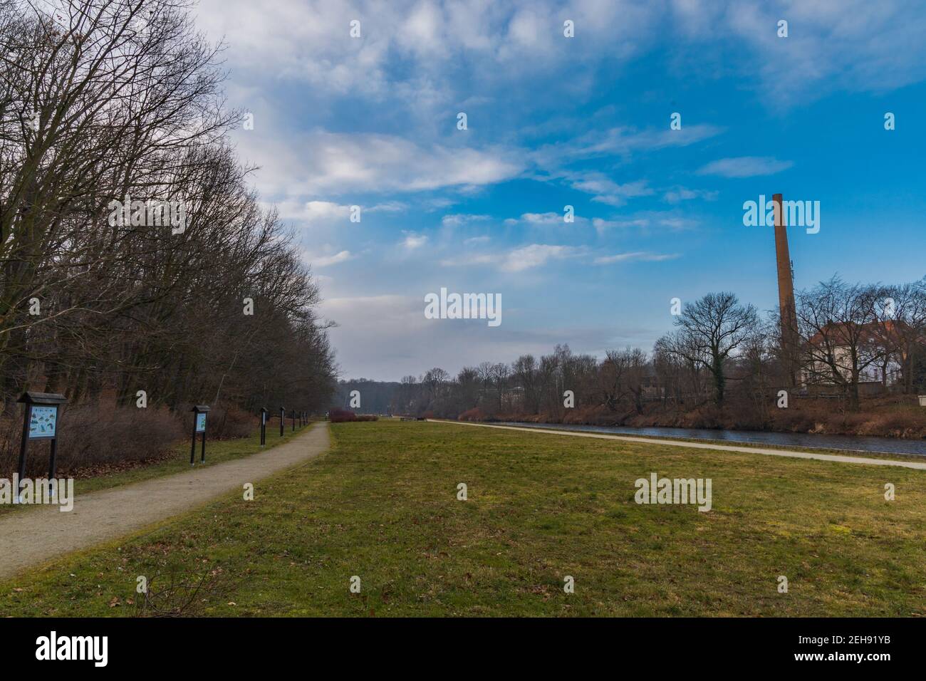 Zgorzelec Gorlitz Januar 27 2020 Bunte Landschaft des Flusses AT Landesgrenze in der Nähe von Pfad und Park Stockfoto