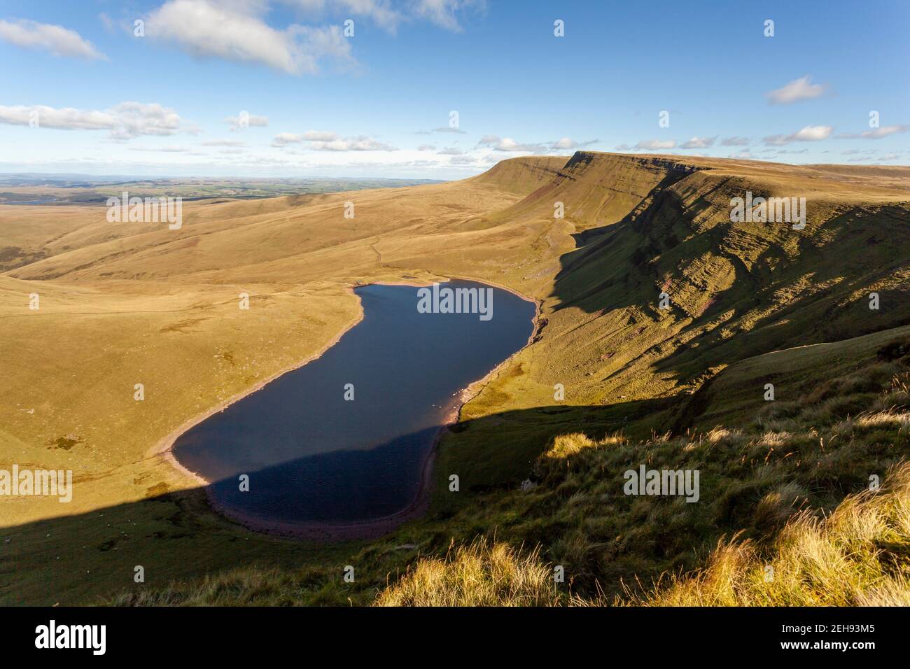 Blick über Llyn Y Fan Fach in Richtung Picws Du und Fan Brycheiniog, Brecon Beacons National Park Stockfoto