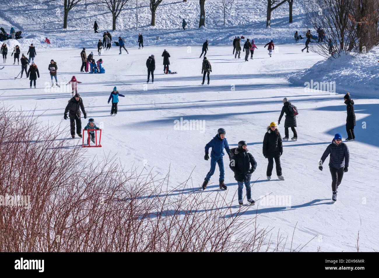 Montreal, Kanada - 31. Januar 2021: Menschen Schlittschuhlaufen auf Lafontaine Park Natureisbahn Stockfoto