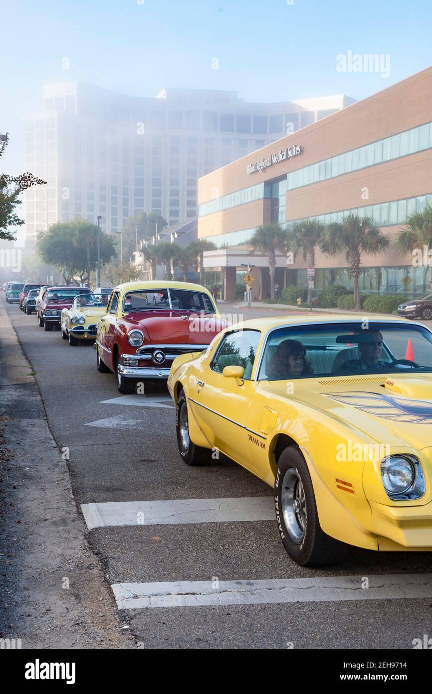 Oldtimer säumen die Straßen der Innenstadt von Biloxi Mississippi während des jährlichen Cruisin' the Coast Events. Stockfoto