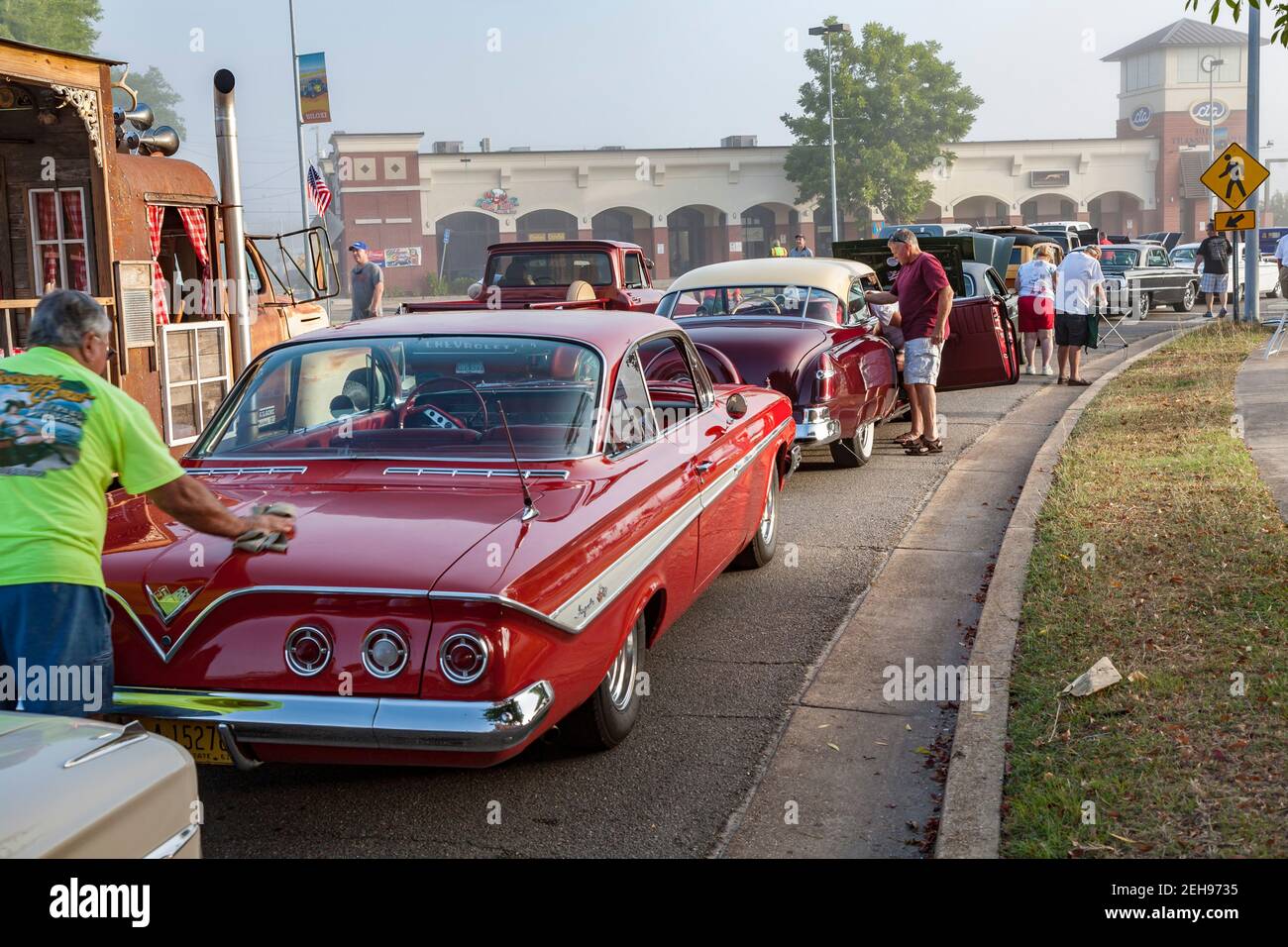 Oldtimer säumen die Straßen der Innenstadt von Biloxi Mississippi während des jährlichen Cruisin' the Coast Events. Stockfoto