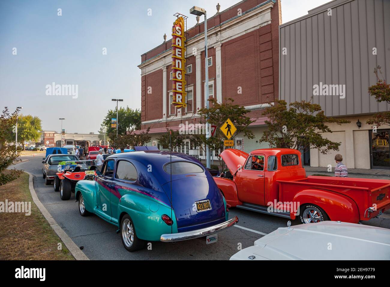 Oldtimer säumen die Straßen der Innenstadt von Biloxi Mississippi während des jährlichen Cruisin' the Coast Events. Stockfoto