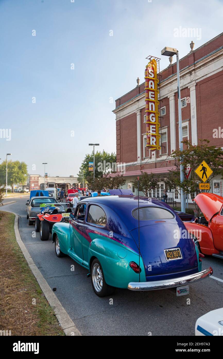 Oldtimer säumen die Straßen der Innenstadt von Biloxi Mississippi während des jährlichen Cruisin' the Coast Events. Stockfoto