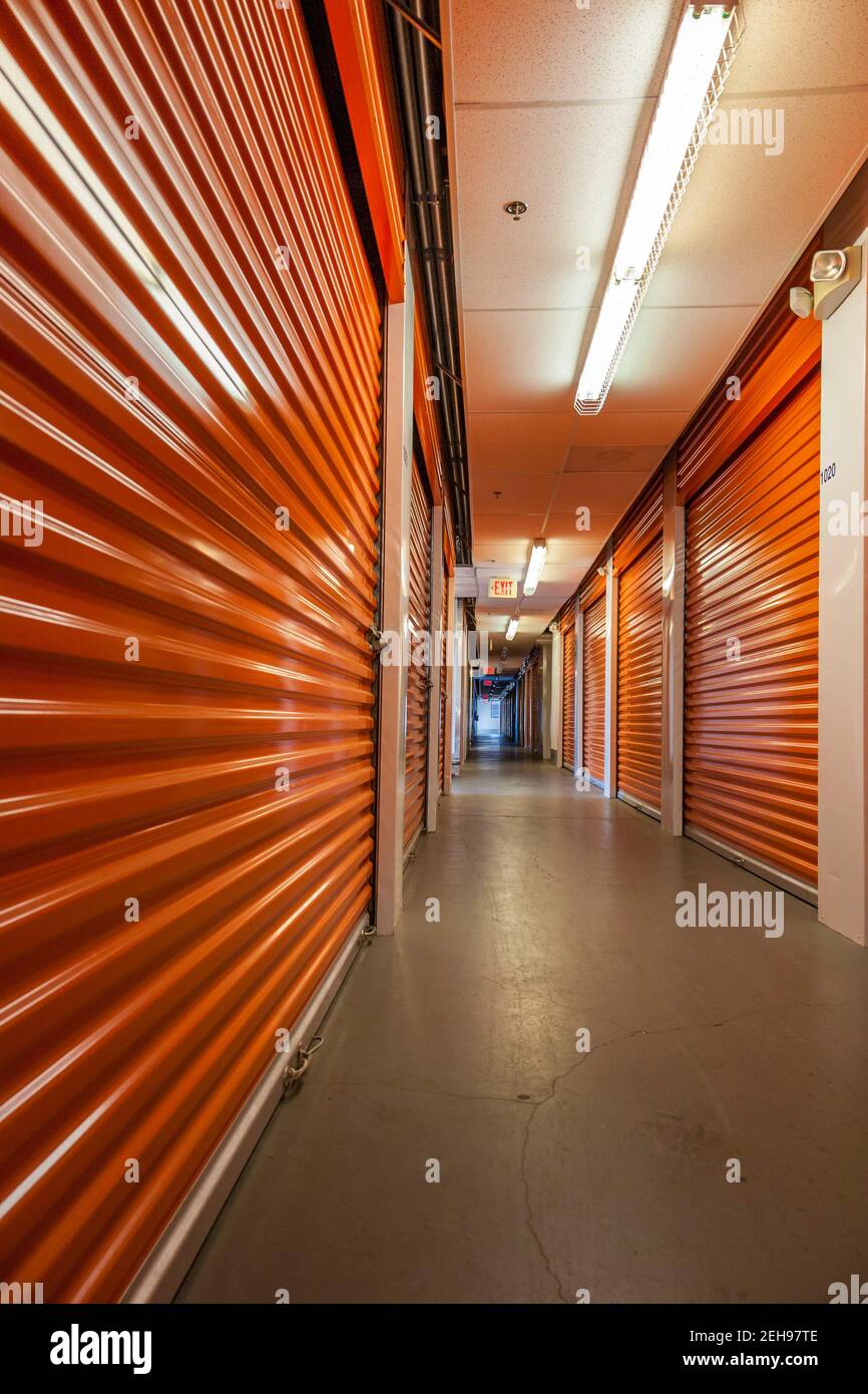 Orangefarbener Innenraum der Selbstlagereinheiten bei einem beiliegenden Mini Lagereinrichtung Stockfoto