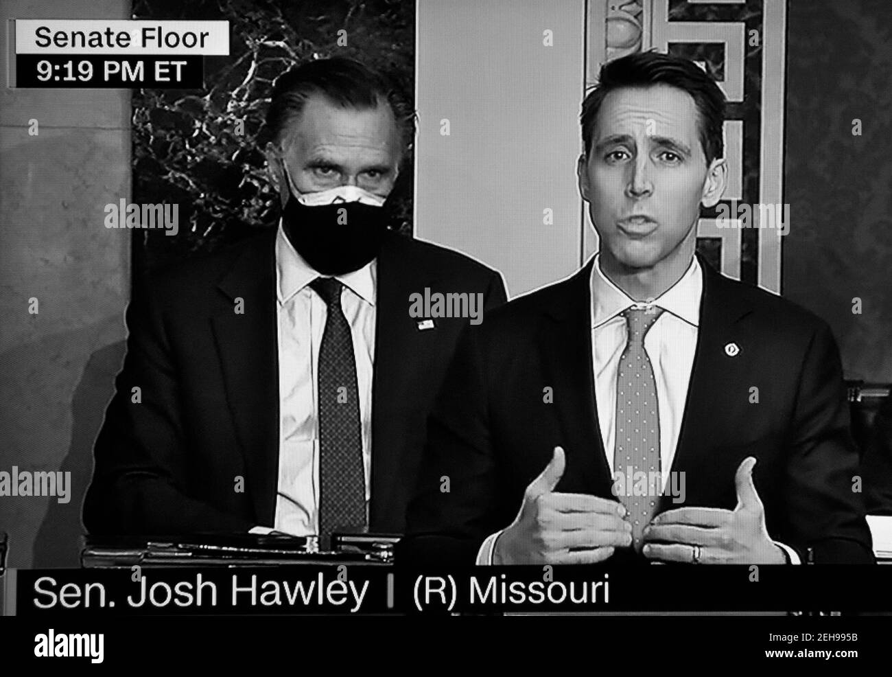 Ein CNN-Screenshot US-Senator Josh Hawley vor dem Senat nach Befürwortern von Präsident Trump gestört die Zählung der Wahlkollegium Stimmen. Stockfoto