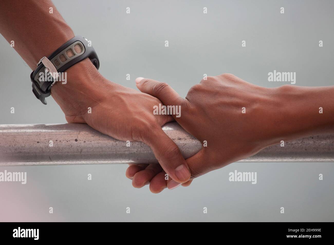 Präsident Barack Obama und First Lady Michelle Obamas Hände ruhen auf dem Geländer eines Bootes während ihrer Tour durch St. Andrews Bay in Panama City Beach, Florida, Sonntag, 15. August 2010. Stockfoto