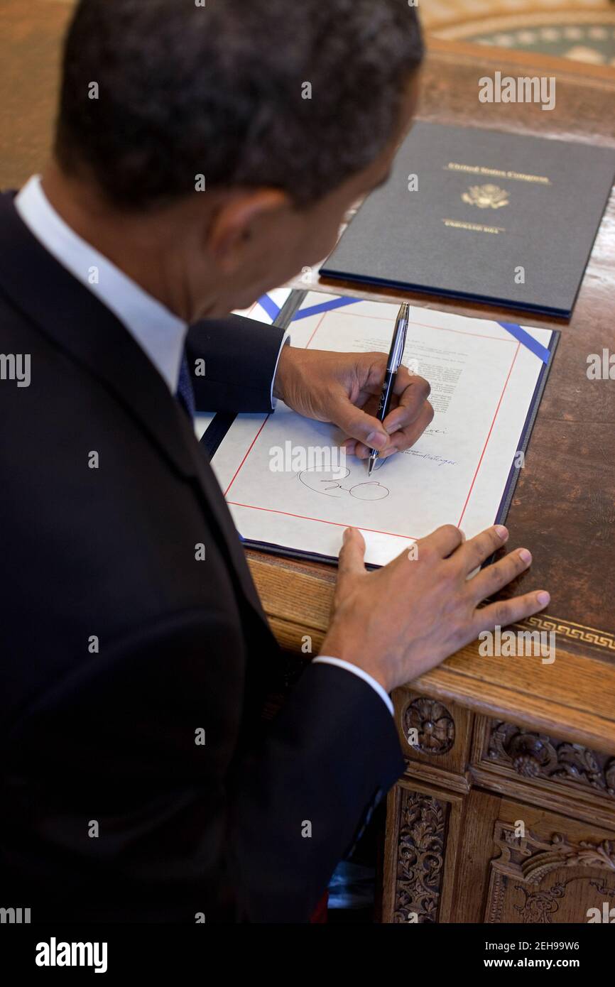 Präsident Barack Obama unterschreibt am Resolute Desk im Oval Office am 16. August 2010 H.R. 2097, den Star-Spangled Banner Commemorative Coin Act. Stockfoto