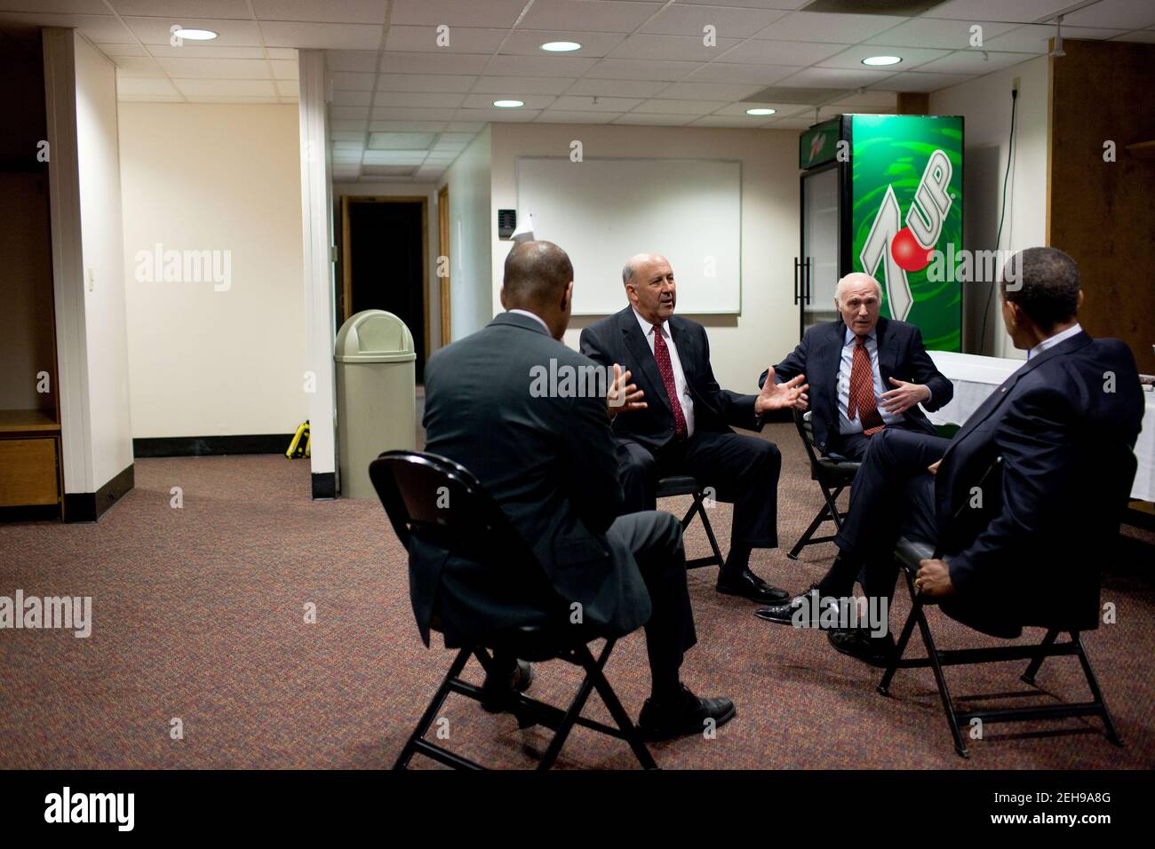 Präsident Barack Obama trifft sich hinter der Bühne mit von links: Politischer Direktor Patrick Gaspard, Gouverneur. Jim Doyle und Sen. Herb Kohl vor einem Mittagessen für Bürgermeister Tom Barrett in der U.S.Cellular Arena in Milwaukee, Wisconsin, 16. August 2010. Stockfoto