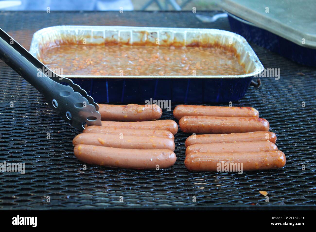 Grillen gebackene Bohnen und Hot Dogs, auf Gasgrill. East Harbor State Park, am Lake Erie, Ohio. Stockfoto