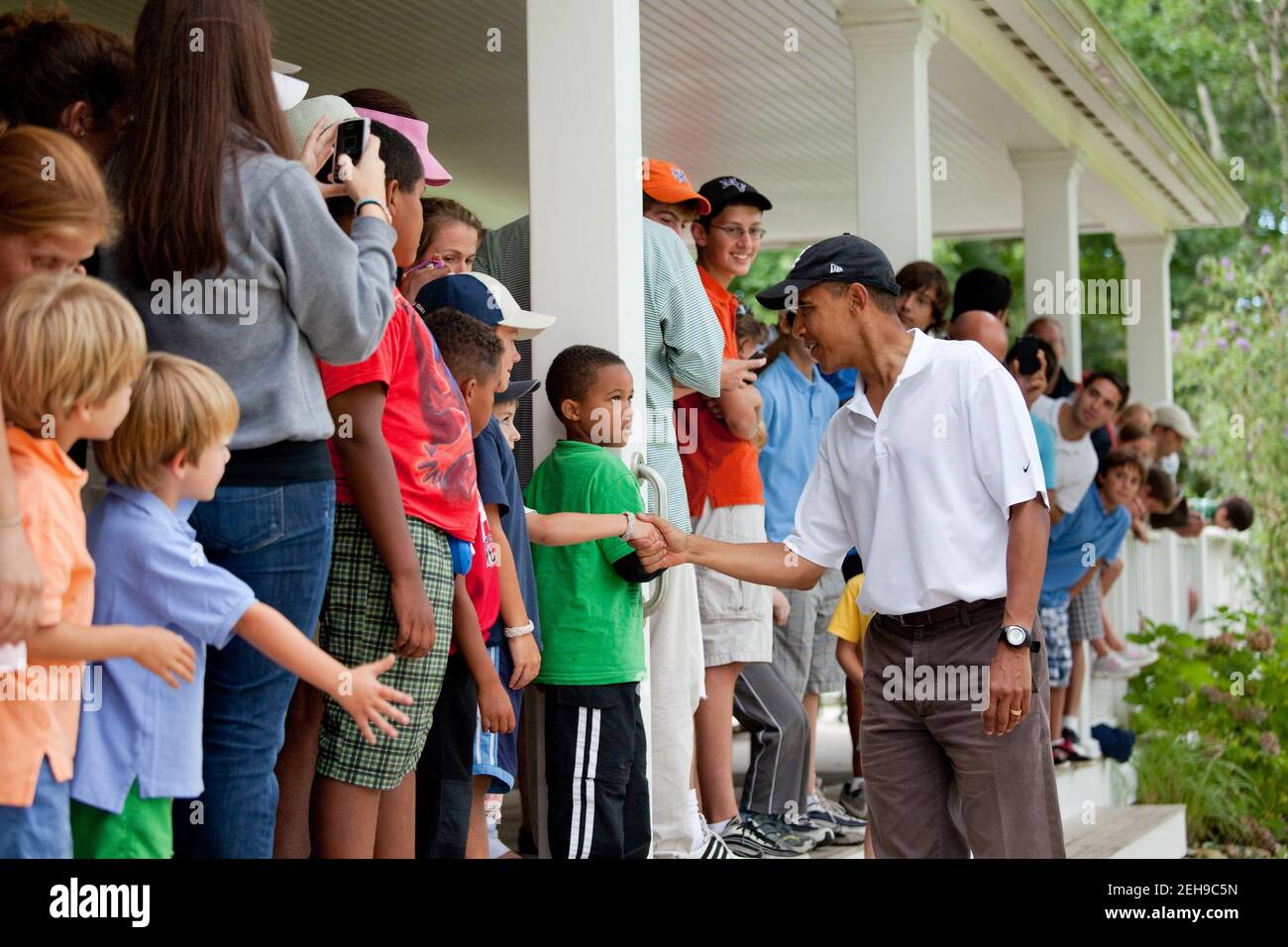 Präsident Barack Obama begrüßt die Menschen im Mink Meadows Golf Club in Vineyard Haven, Massachusetts, 25. August 2010. Stockfoto