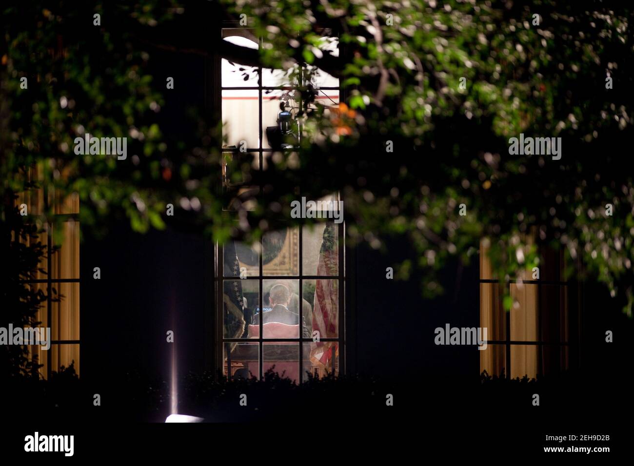 Präsident Barack Obama, fotografiert vom South Lawn des Weißen Hauses, hält eine Rede an die Nation vom Oval Office zum Ende der Kampfmission im Irak, 31. August 2010. Stockfoto