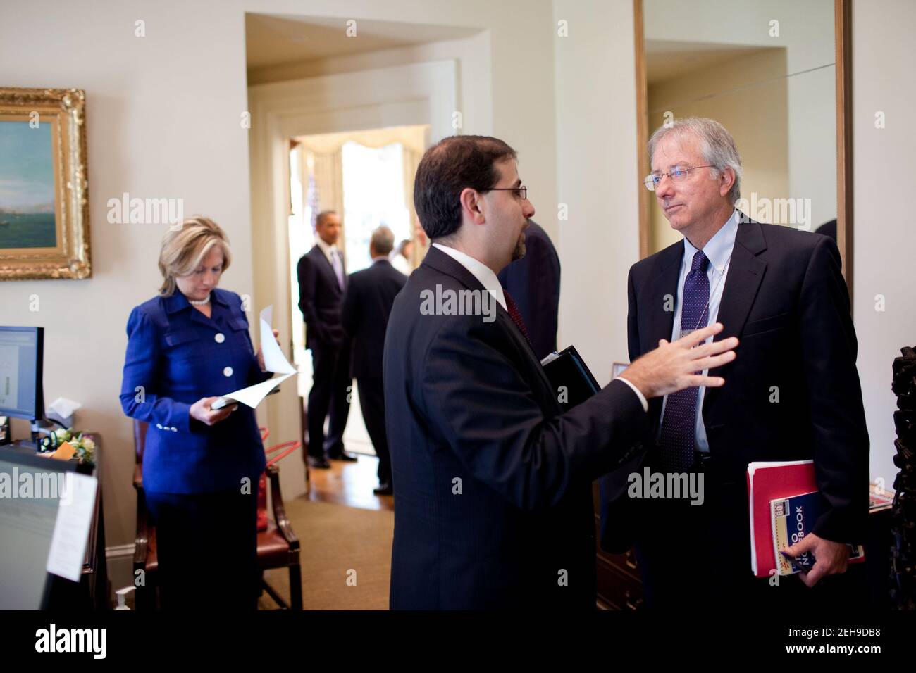 Dennis Ross, Senior Director des Central Region Directorate, und Dan Shapiro, Senior Director des NSC für den Nahen Osten, links, übertragen im Outer Oval, als Außenministerin Hillary Rodham Clinton hinter ihnen steht, 1. September 2010. Stockfoto