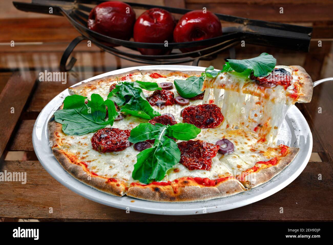 Pizza in Scheiben geschmolzener Käse, mit sonnengetrockneten Tomaten ...