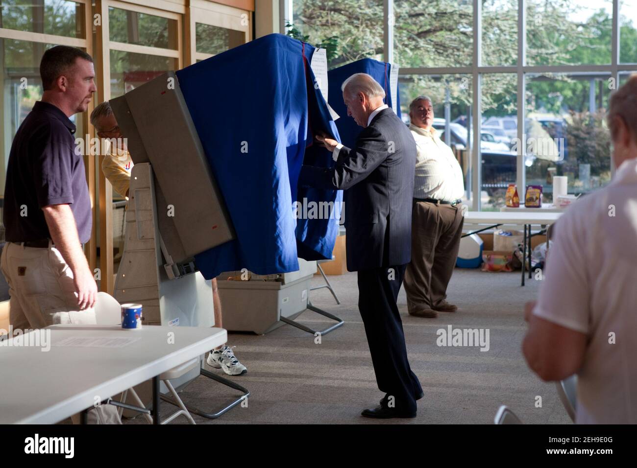 Vizepräsident Joe Biden betritt einen Wahlstand an der Tatnall School, um bei Delaware-Primärwahlen in Greenville, Delaware, 14. September 2010, abzustimmen. Stockfoto