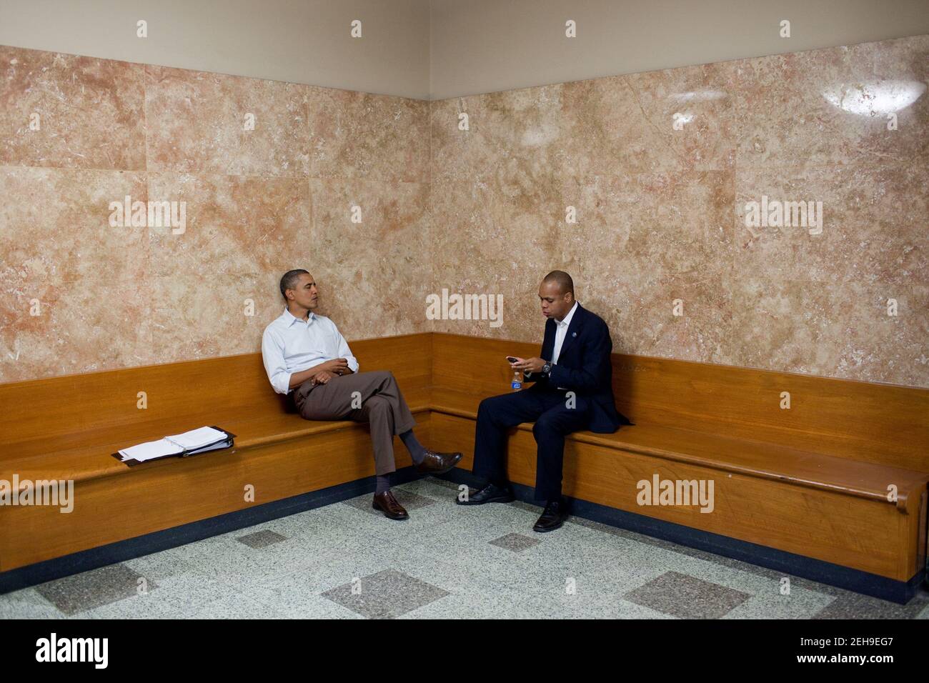 Präsident Barack Obama spricht mit dem politischen Direktor Patrick Gaspard in der Memorial Library an der University of Wisconsin-Madison in Madison, Wisconsin., 28. September 2010. Stockfoto