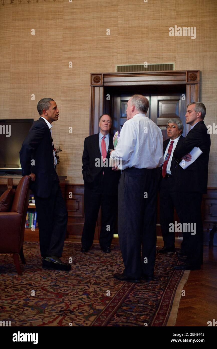 1. Oktober 2010 "die meisten Mitarbeiter des Weißen Hauses hatten sich auf dem Truman Balkon versammelt, um Abschied von dem scheidenden Stabschef Rahm Emanuel zu nehmen. Aber die nationalen Sicherheitskräfte mussten den Präsidenten in den Vertragsraum ziehen, um ihm einen aktuellen Stand über die terroristischen Bedrohungen in Europa zu geben." Stockfoto