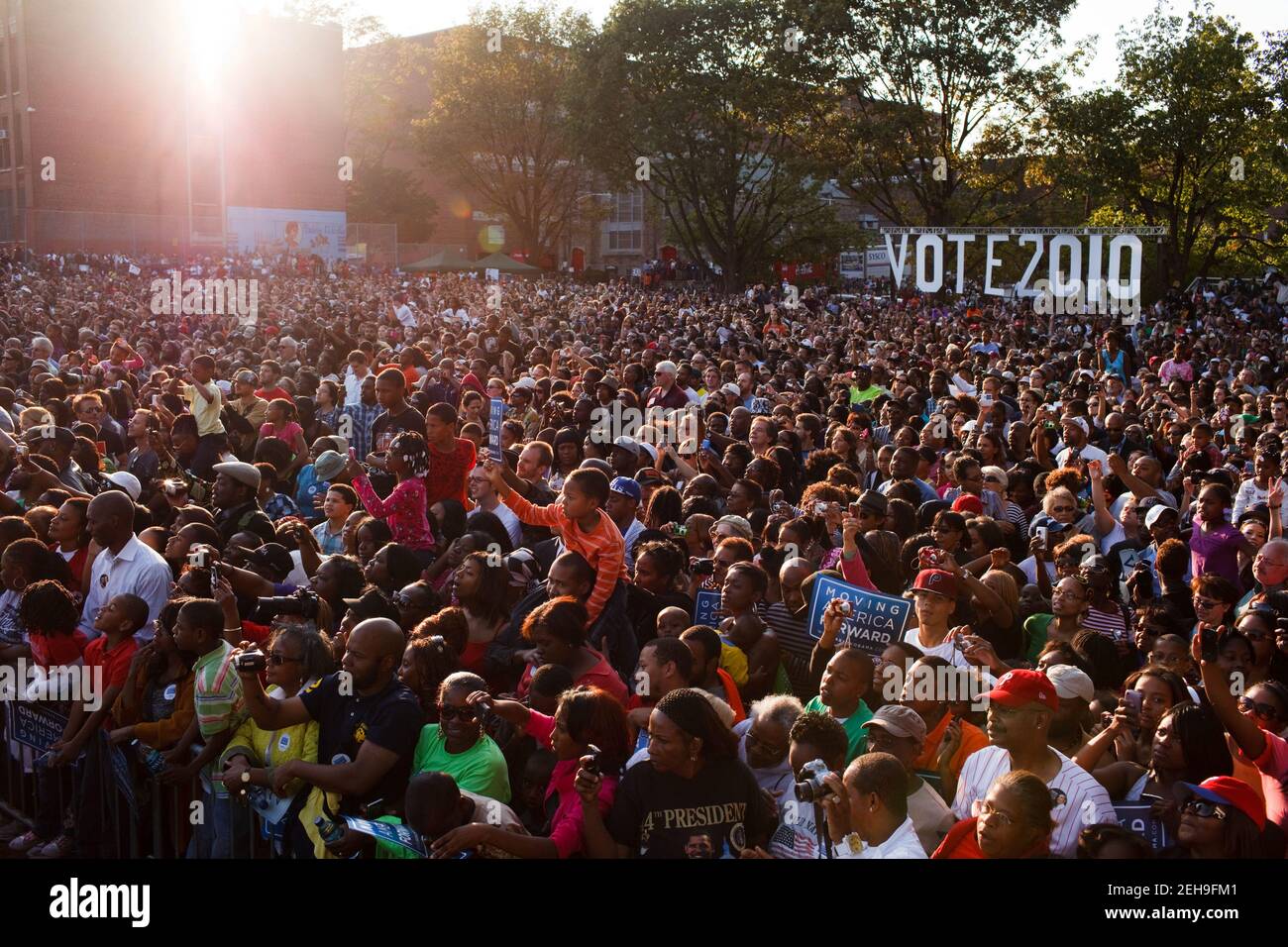 10. Oktober 2010 'die Sonne ging unter, während die Menge den Präsidenten bei einer Wahlkampfveranstaltung in Philadelphia sprechen sah.' Stockfoto