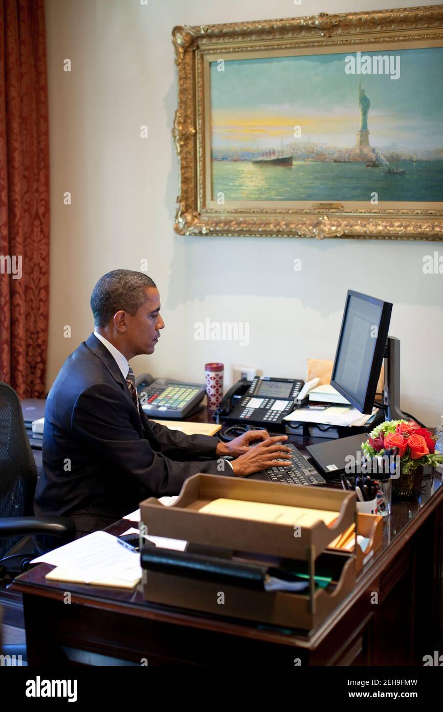 Präsident Barack Obama arbeitet am Schreibtisch der persönlichen Sekretärin Katie Johnson im Outer Oval Office, 8. Oktober 2010. Stockfoto