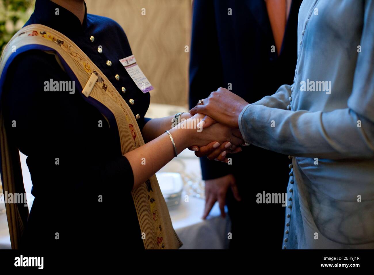 First Lady Michelle Obama begrüßt eine Überlebende der Bombay-Angriffe von 2008 bei einem Treffen im Taj Mahal Palace and Tower Hotel in Mumbai, Indien, am 6. November 2010. Stockfoto