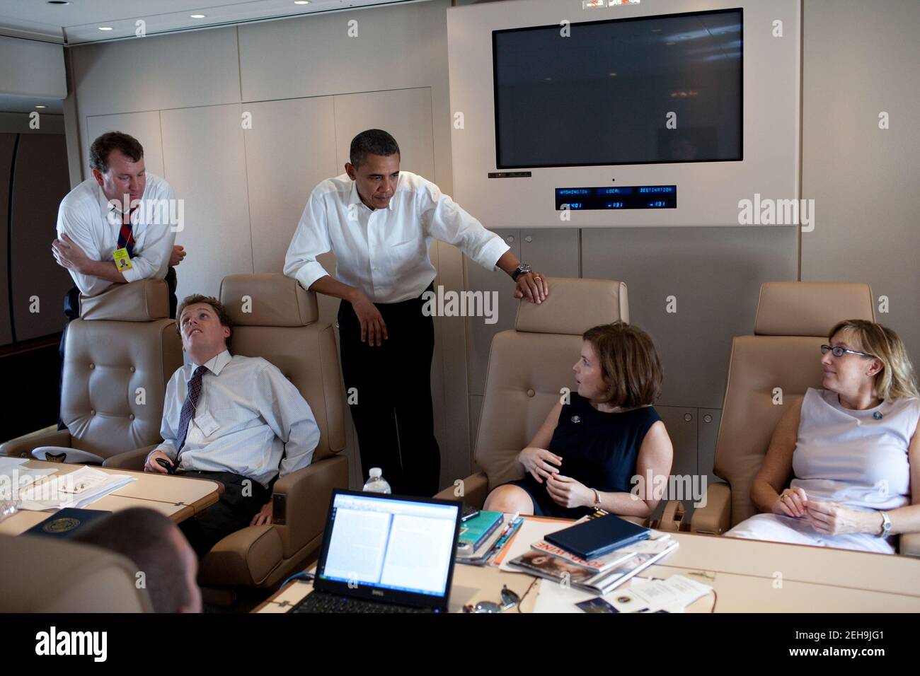 Präsident Barack Obama spricht mit Mitarbeitern über den Mt. Merapi Vulkanausbruch in Indonesien, während eines Fluges auf Air Force One von Mumbai nach Neu-Delhi, Indien, 7. November 2010. Stockfoto