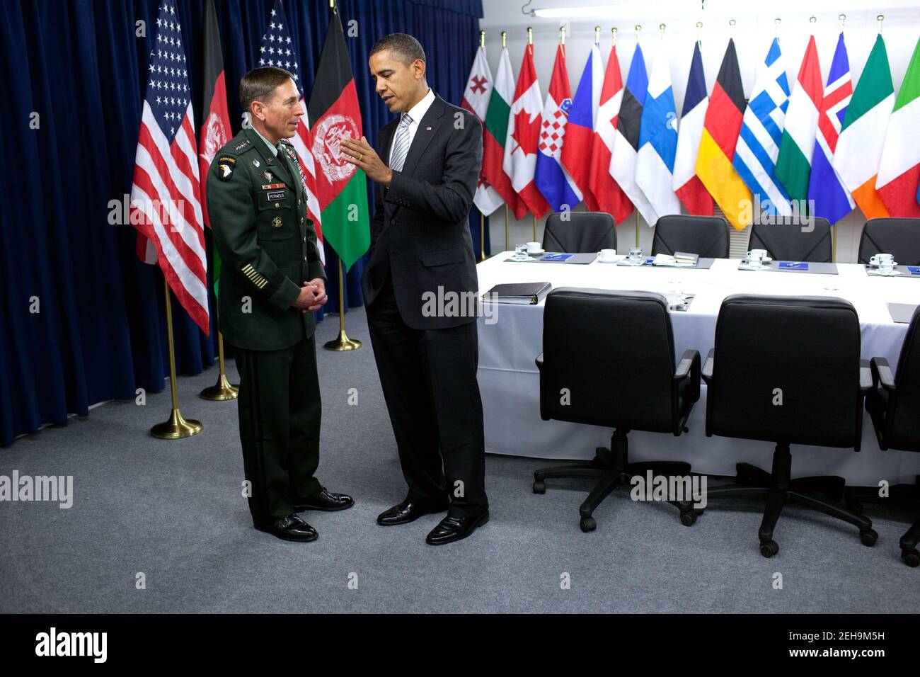 Präsident Barack Obama spricht mit General David Petraeus, dem führenden US- und NATO-Kommandanten in Afghanistan, bevor er während des NATO-Gipfels am 20. November 2010 ein bilaterales Treffen mit dem afghanischen Präsidenten Hamid Karzai abhält. Stockfoto