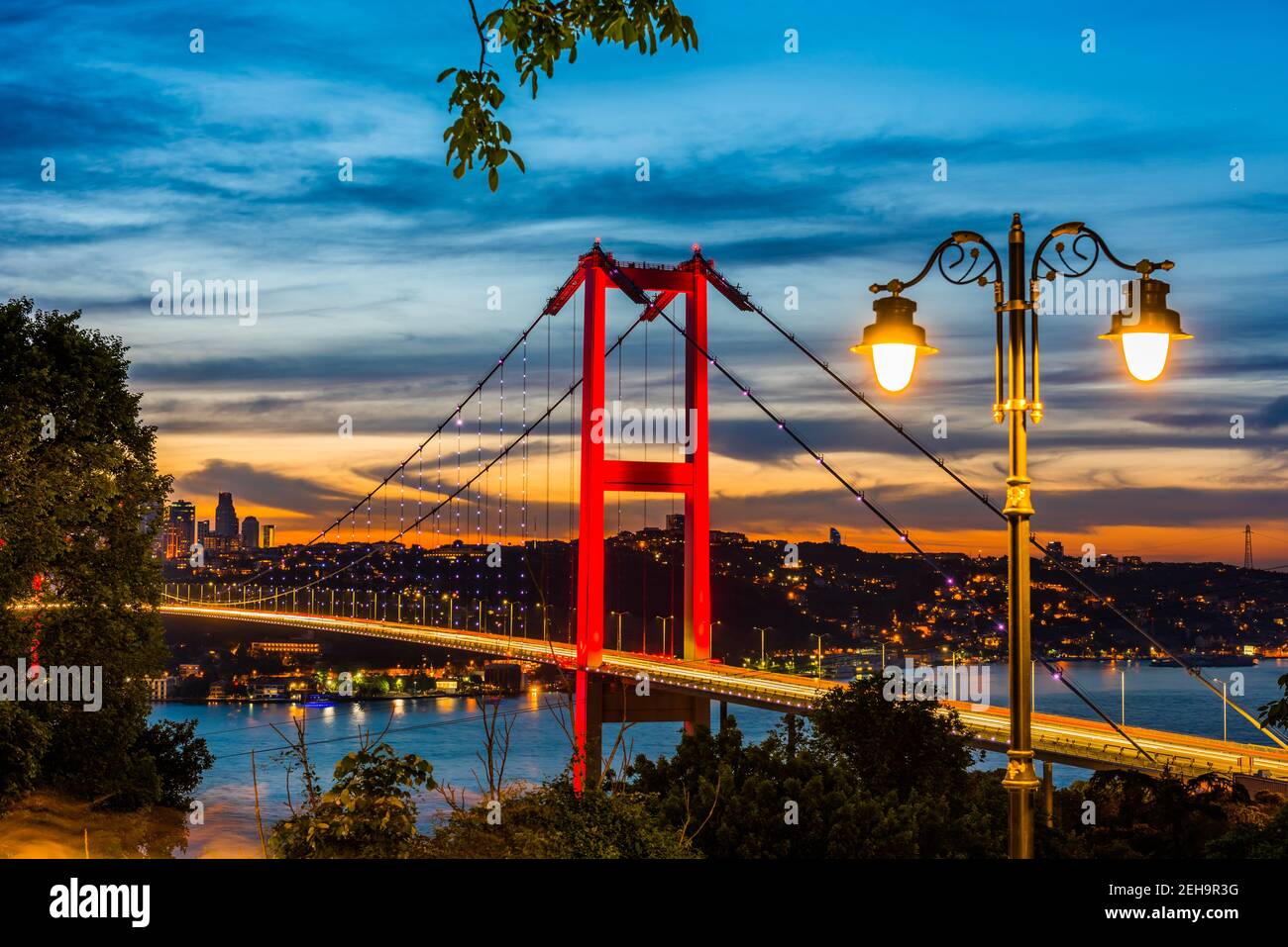 ISTANBUL, TÜRKEI. Panoramablick auf Istanbul Bosporus bei Sonnenuntergang. Istanbul Bosporus Brücke (15 Juli Martyrs Brücke. Türkisch: 15 Temmus Sehitler Kopru Stockfoto