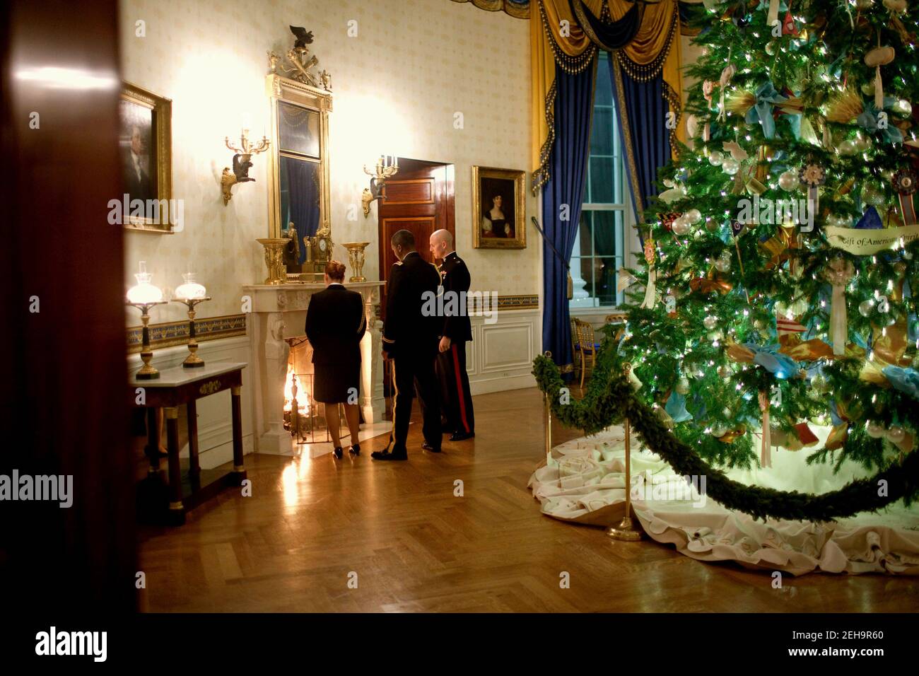Weißes Haus Militärhelfer stehen am Kamin im Blauen Raum des Weißen Hauses, 10. Dezember 2010. Stockfoto