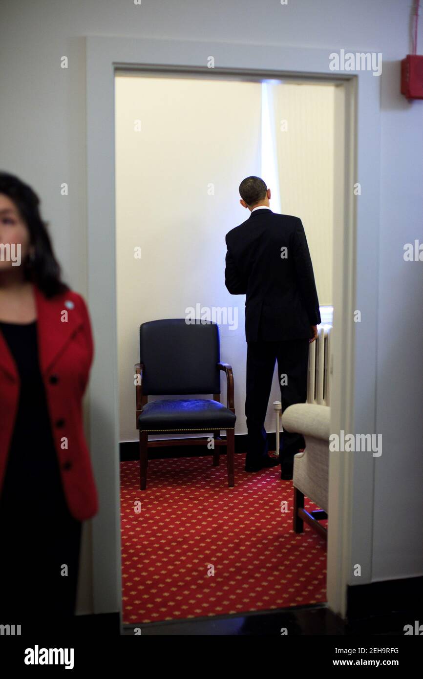Präsident Barack Obama blickt aus einem Fenster zum US-Innenministerium, bevor er die Eröffnungssitzung der Tribal Nations Conference in Washington, D.C., am 16. Dezember 2010 anspricht. Stockfoto