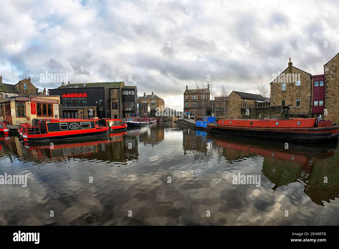 Skipton, Leeds Liverpool Canal von Wallbank Wharfe mit Blick auf die Belmont Bridge in Richtung Leeds, Stockfoto