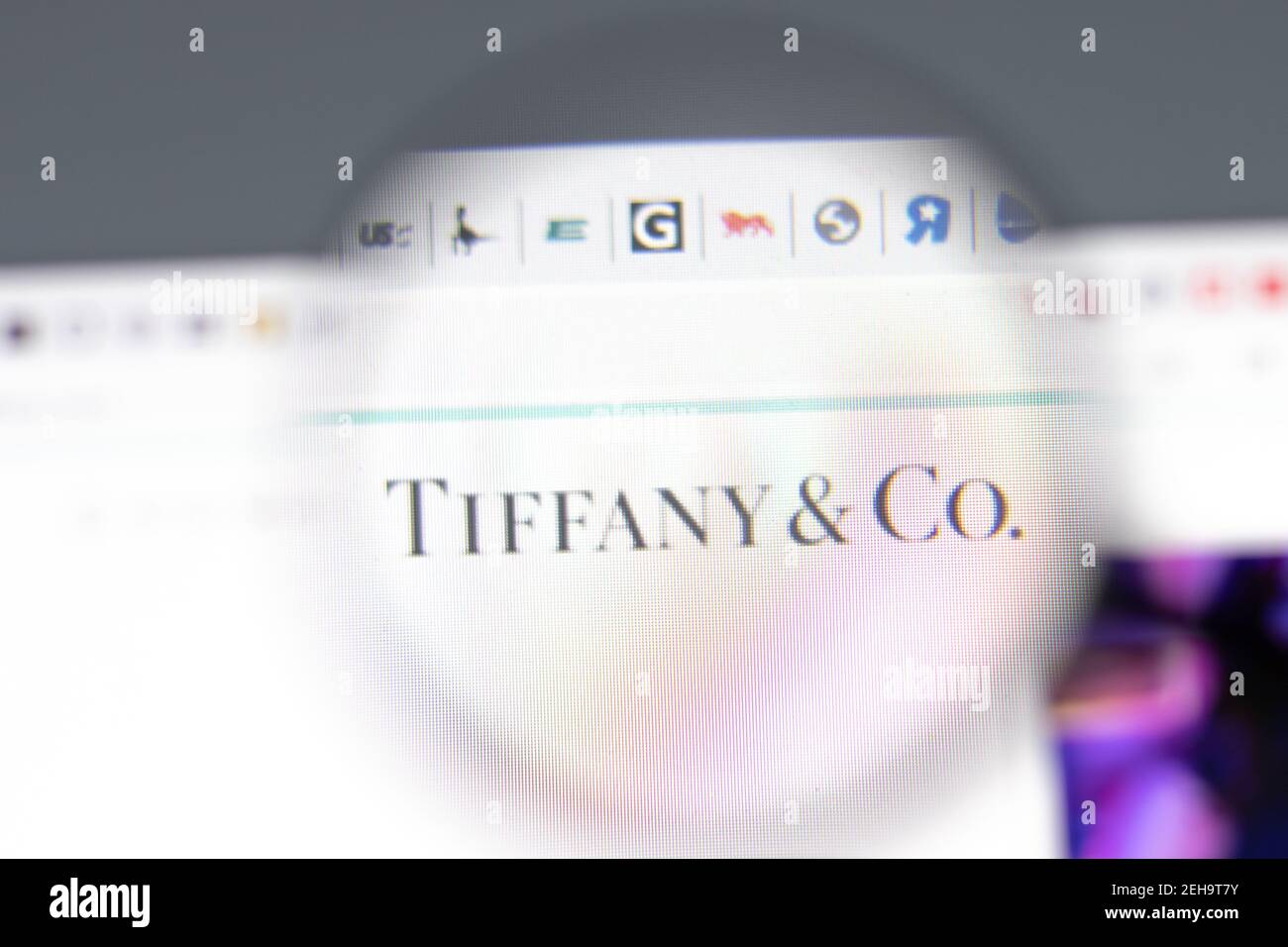 New York, USA - 15. Februar 2021: Tiffany Co Website im Browser mit Firmenlogo, illustrative Editorial Stockfoto