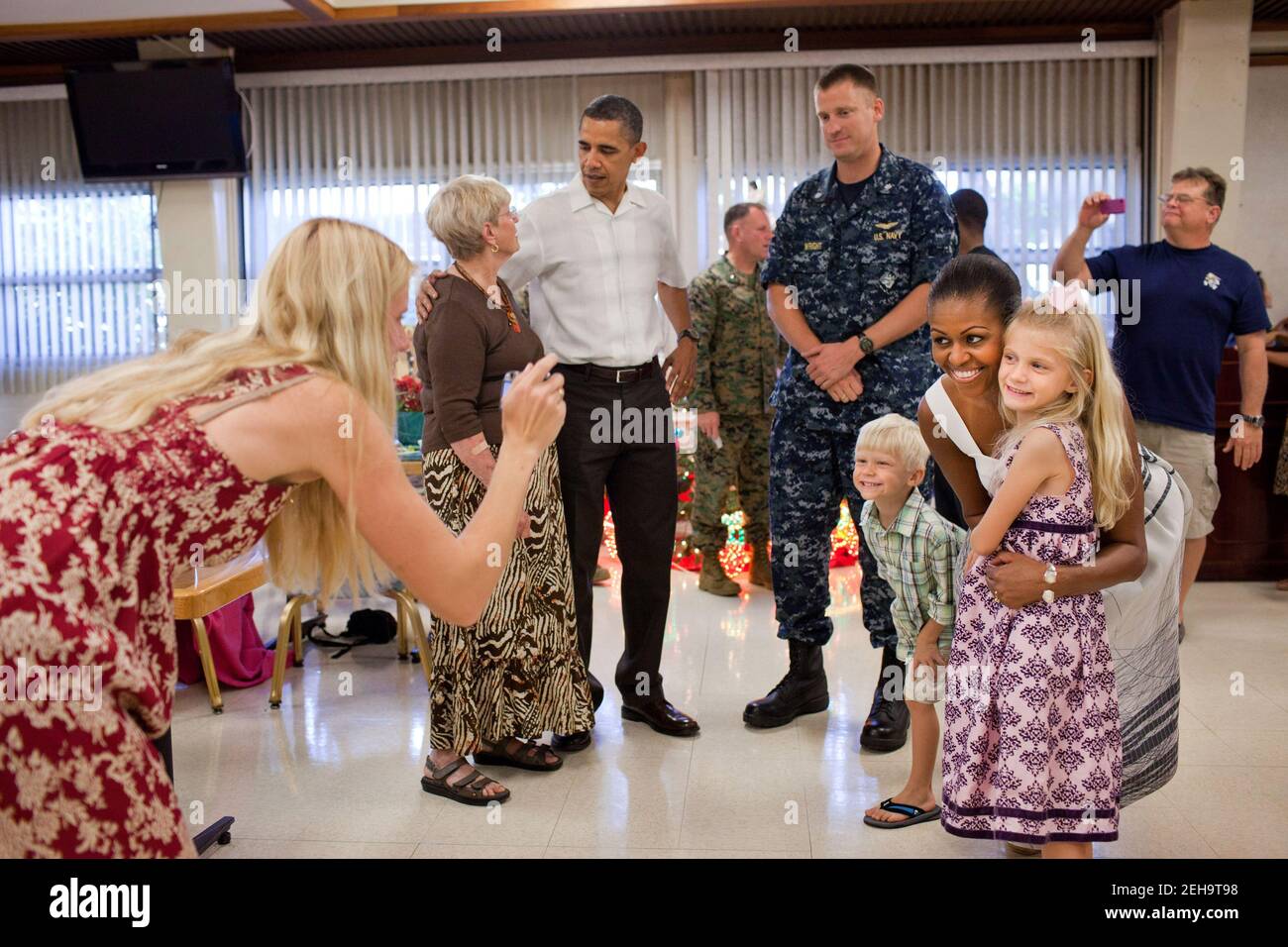 Präsident Barack Obama und First Lady Michelle Obama begrüßen dienstliche Männer und Frauen und ihre Familien beim Weihnachtsessen in der Messehalle der Marine Corps Base Hawaii in Kailua, Hawaii, 25. Dezember 2010. Stockfoto