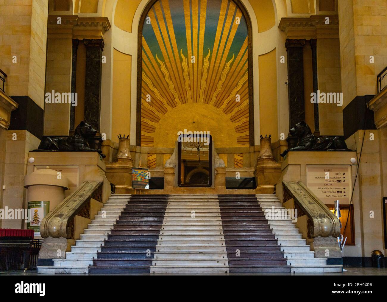 Zgorzelec Gorlitz Januar 27 2020 Interieur mit Treppe vorne Von in City Haus der Kultur Stockfoto