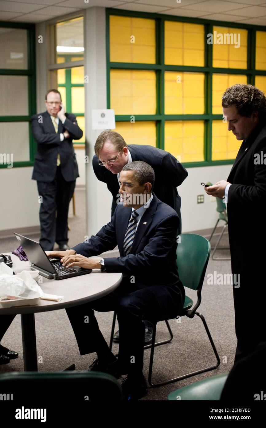 Präsident Barack Obama bearbeitet seine Bemerkungen, bevor er an die Northern Michigan University in Marquette, Michigan, 10. Februar 2011, eine Audienz ansprach. Im Bild von links sind: NSC-Exekutivsekretär Nate Tibbits, Pressesprecher Robert Gibbs und Presidential Speechwriter Cody Keenan. Stockfoto