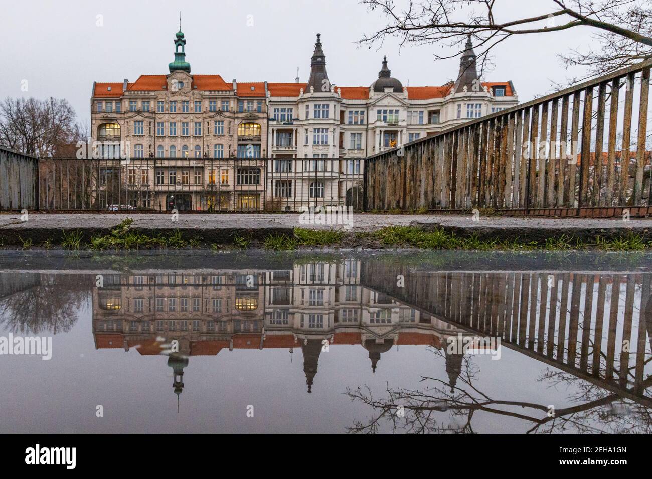 Breslau Januar 9 2020 Altbautes Mietshaus spiegelt sich in Kleine Pfütze Stockfoto