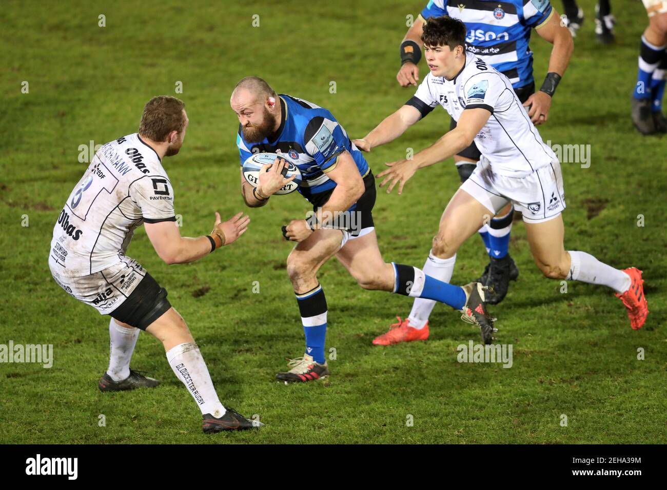 Baths Tom Dunn wird von Gloucester's Ruan Ackermann (links) und Louis Rees-Zammit während des Gallagher Premiership Spiels auf dem Recreation Ground, Bath, angegangen. Bilddatum: Freitag, 19. Februar 2021. Stockfoto