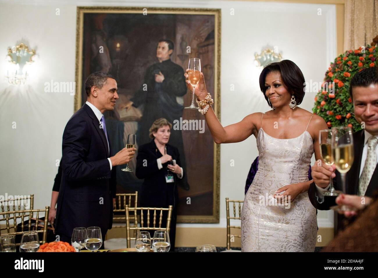 Präsident Barack Obama und First Lady Michelle Obama stoßen bei einem offiziellen Abendessen an, das der salvadorianische Präsident Mauricio Funes im Nationalpalast in San Salvador, El Salvador, am 22. März 2011 veranstaltet. Stockfoto