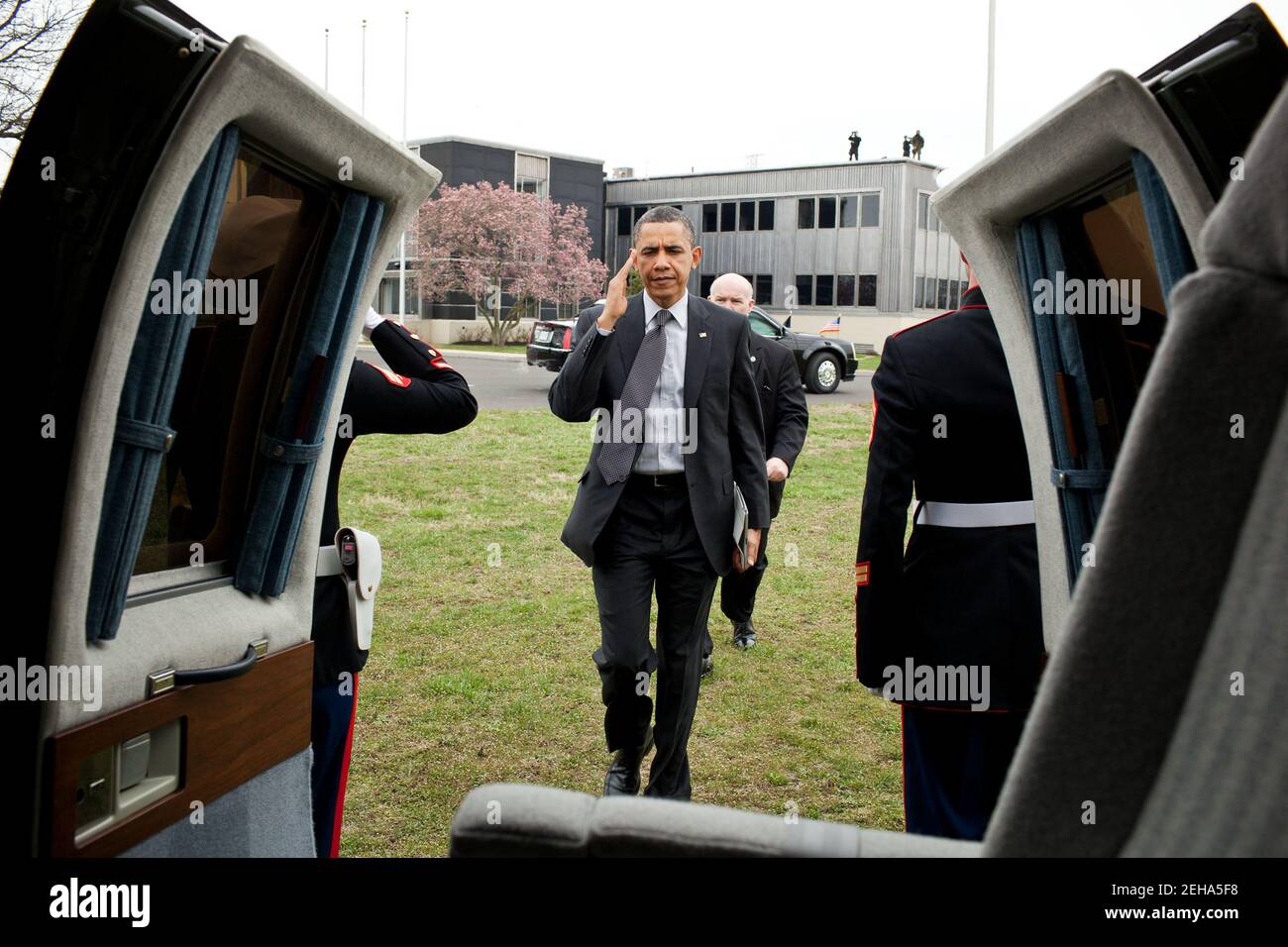 Präsident Barack Obama begrüßt als er geht zur Marine One nach einer Bürgerversammlung im Fairless Hills, PA., 6. April 2011. Stockfoto
