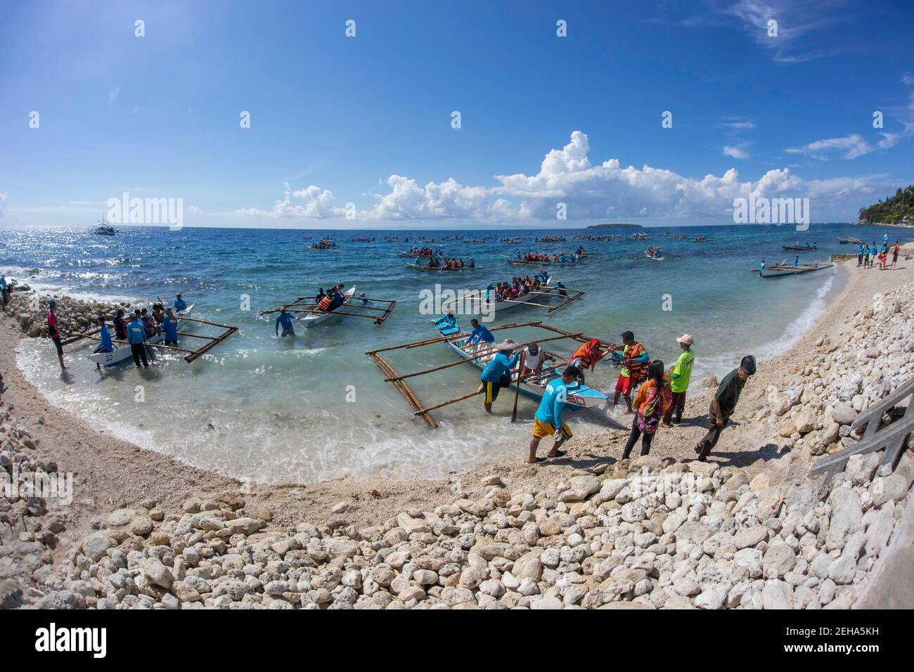 Touristen füllen lokale Outrigger Kanus Walhaie, Rhiniodon Typus, Offshore an der Oberfläche gefüttert, Oslob, Philippinen zu sehen. Das sind die Welten Stockfoto