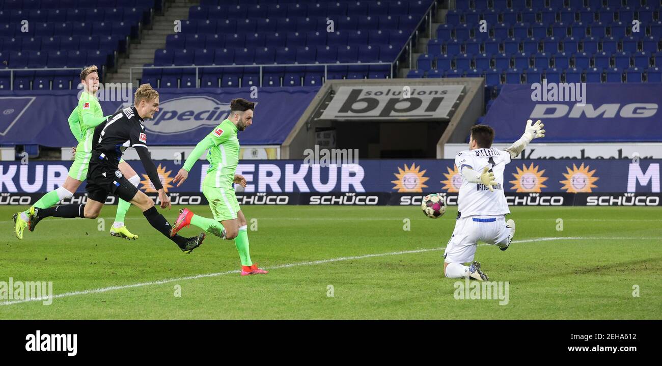 Bielefeld, Deutschland. 19th Feb, 2021. firo: 19,02.2021, Fußball: Fußball: 1st Bundesliga, Saison 2020/21 Arminia Bielefeld - VfL Wolfsburg Renato Steffen, schießt, dass, Tor, zu, 0: 1 Quelle: dpa/Alamy Live News Stockfoto