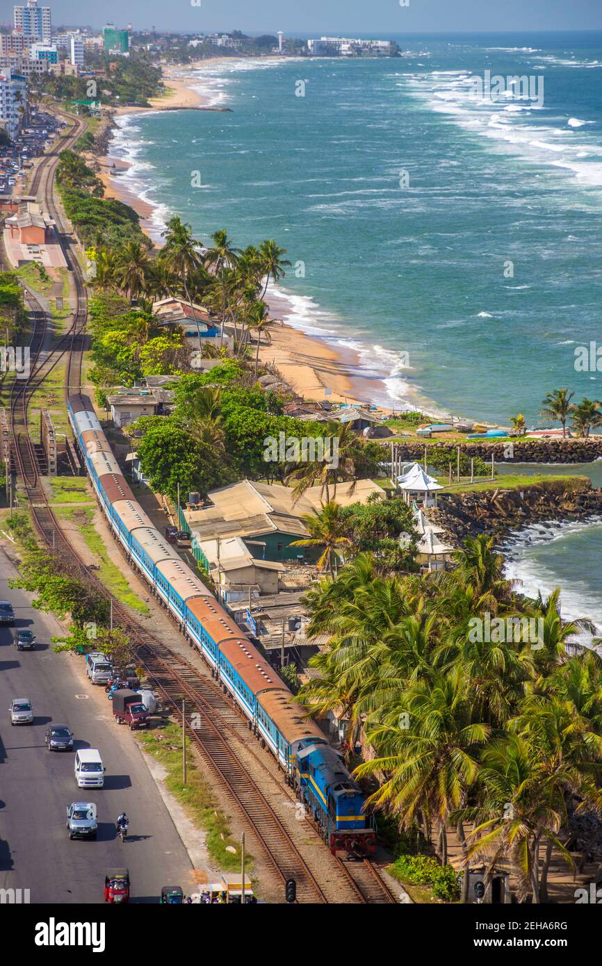 Luftlinie des öffentlichen Zuges entlang der Uferpromenade und Wellawathth Beach, Colombo, Sri Lanka. Colombo ist die Handelshauptstadt und größte Stadt Sri Lankas Stockfoto