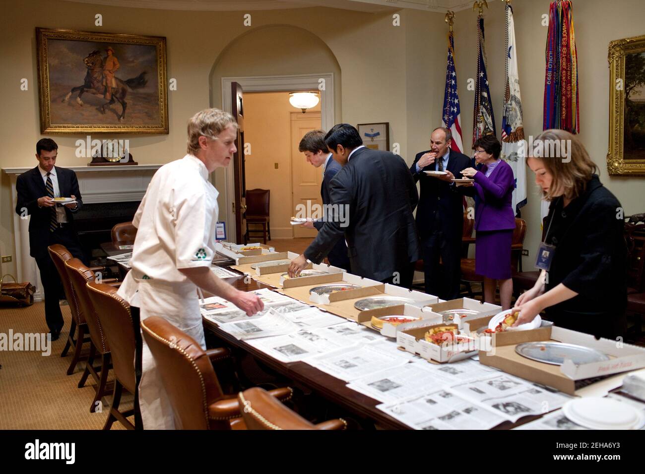 Mitarbeiter des Weißen Hauses nehmen an einer Pizza-Verkostung Teil, die am 10. April 2009 im Roosevelt Room im Weißen Haus stattfindet. Offizielles weißes Haus Foto von Pete Souza Stockfoto