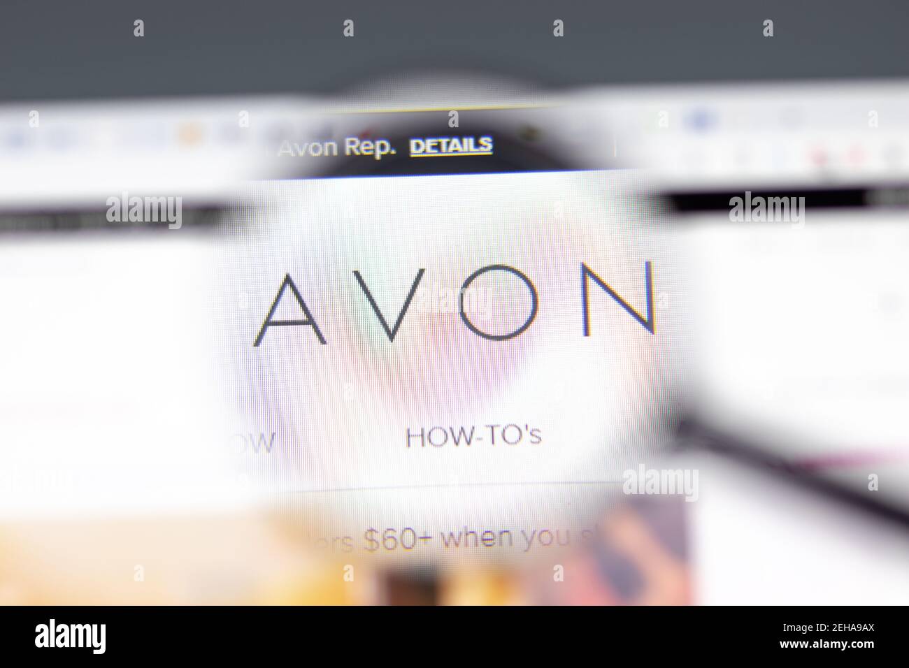 New York, USA - 15. Februar 2021: Avon Website im Browser mit Firmenlogo, illustrative Editorial Stockfoto