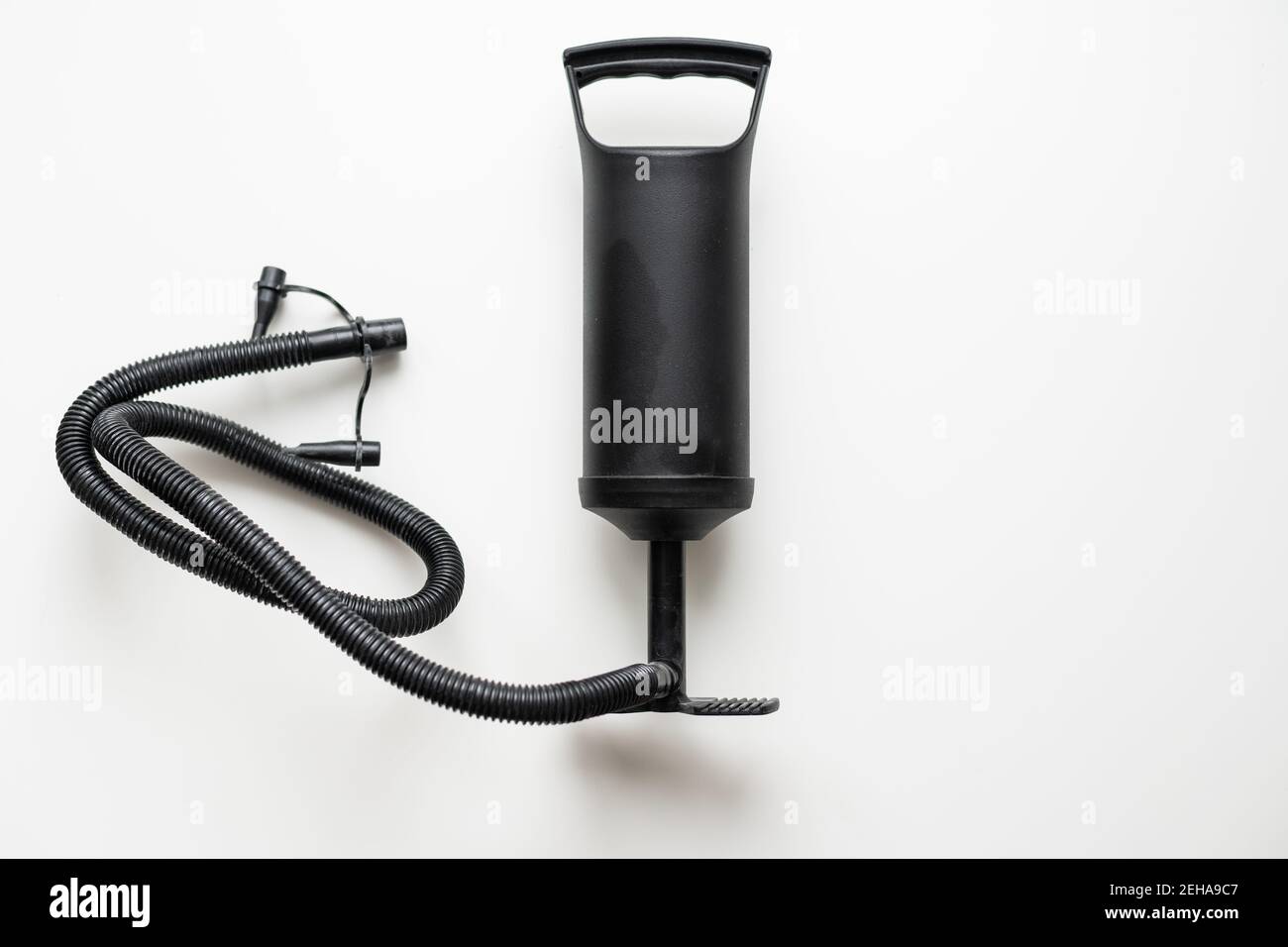 Aufblaspumpe Hand Luft aufblasbare Matratze auf weißem Hintergrund Isolation Stockfoto