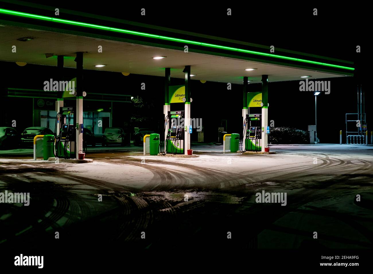 Southend, Essex, Großbritannien - 8th. Februar 2021: Eine Southend BP Tankstelle sitzt leer an einem eisigen, schneebedeckten Morgen während des Sturms Darcy. Stockfoto