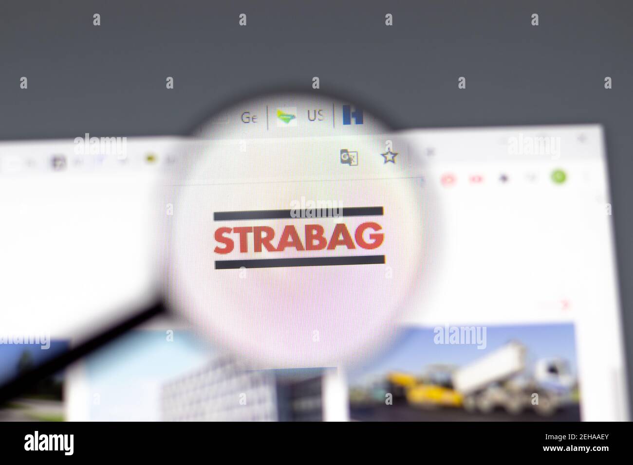 New York, USA - 15. Februar 2021: STRABAG Website im Browser mit Firmenlogo, illustrative Editorial Stockfoto