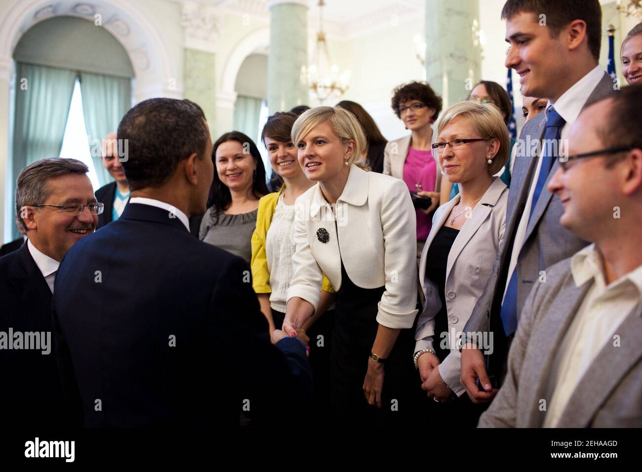 Präsident Barack Obama und Präsident Bronislaw Komorowski aus Polen begrüßen die jungen Menschen bei einer Diskussionsveranstaltung zur Demokratie im Präsidentenpalast in Warschau, Polen, am 28. Mai 2011. Stockfoto