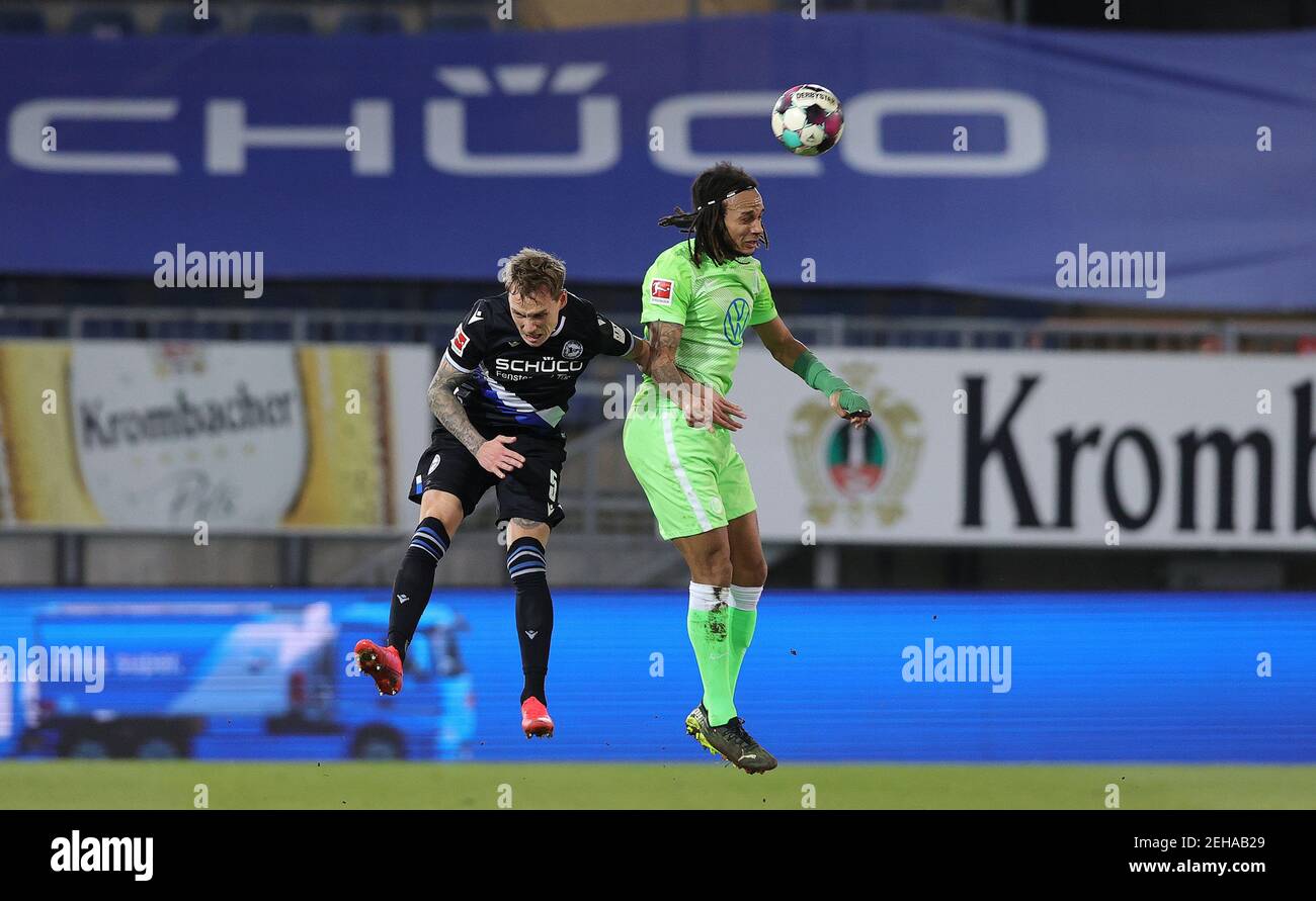 Bielefeld, Deutschland. 19th Feb, 2021. firo: 19,02.2021, Fußball: Fußball: 1st Bundesliga, Saison 2020/21 Arminia Bielefeld - VfL Wolfsburg Duels, Jacob Laursen, Versus, Kevin Mbabu Quelle: dpa/Alamy Live News Stockfoto