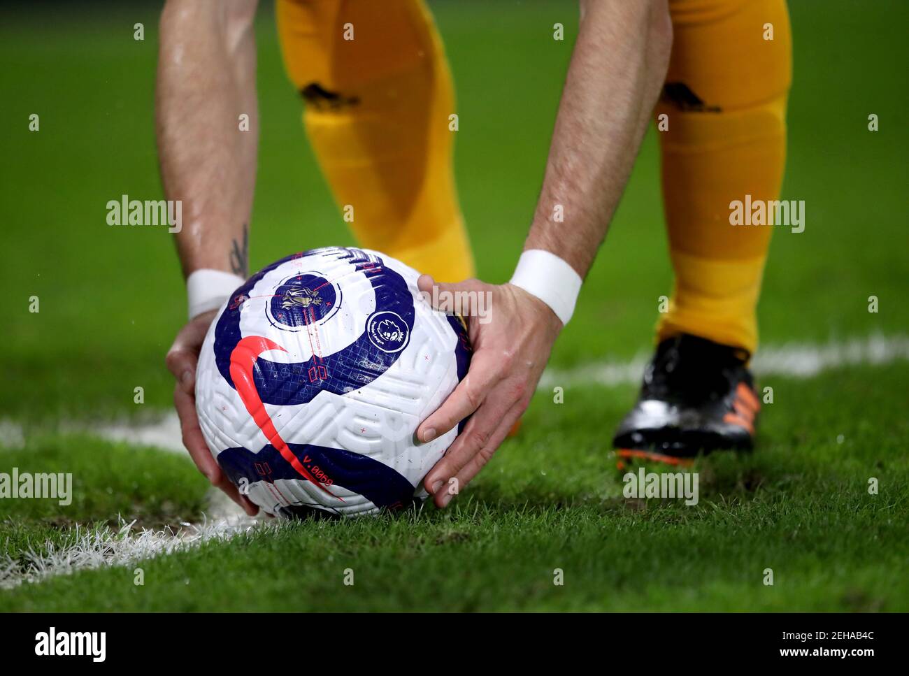 Eine allgemeine Ansicht eines Nike Flight Balls, der während des Premier League Spiels im Molineux Stadium, Wolverhampton, verwendet wird. Bilddatum: Freitag, 19. Februar 2021. Stockfoto