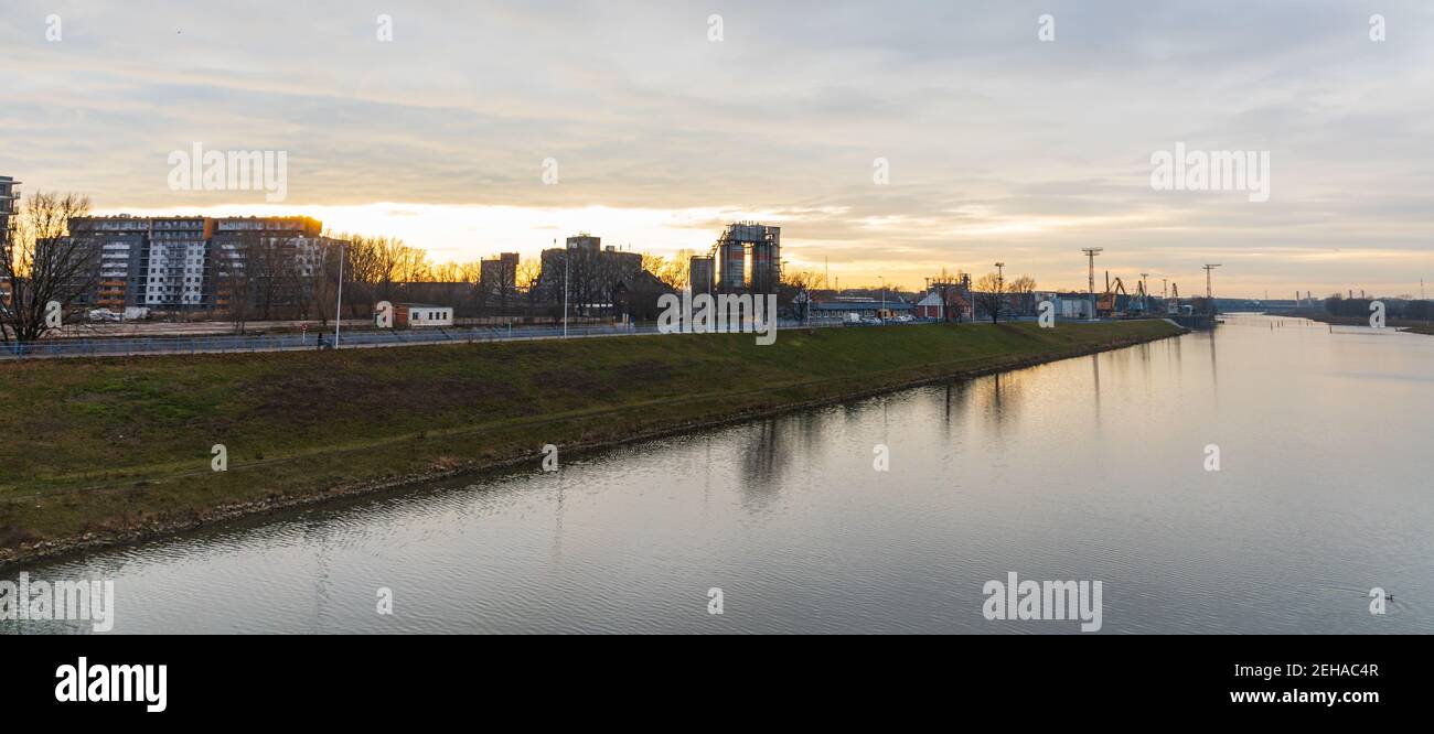 Breslau Januar 10 2020 Panorama des Sonnenuntergangs über Wohnsiedlung Und Industriegebäude in der Nähe des flusses odra Stockfoto