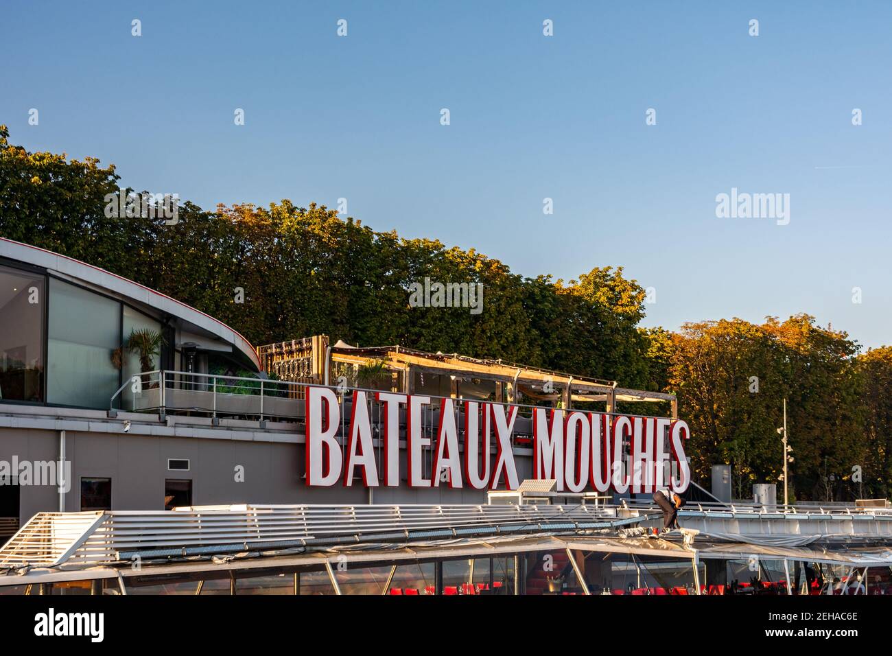 Paris, Frankreich - 29. August 2019 : der Bahnhof von Bateaux Mouches, der berühmten offenen Ausflugsboote Unternehmen, das entlang der seine von Paris betreibt Stockfoto
